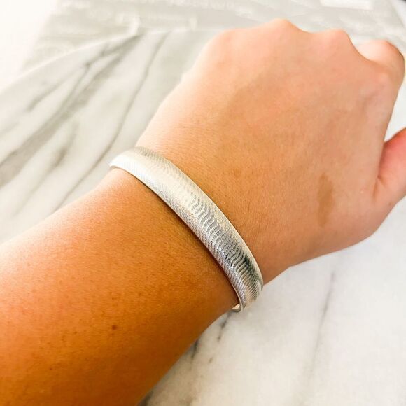 Vintage Monet Bangle Bracelet Etched Silver Retro Mod Classic Minimalist - Picture 2 of 5